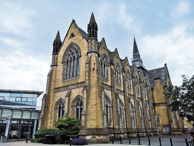 巴斯大学免申请费并开设多项奖学金计划